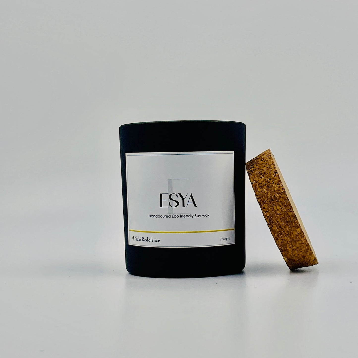 Esya โ Scented Candle with Scents of Fresh Apples & Spices (250gm)